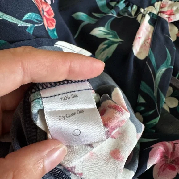 Amour Vert 100% Silk Floral Navy Women's Top - Picture 5 of 5